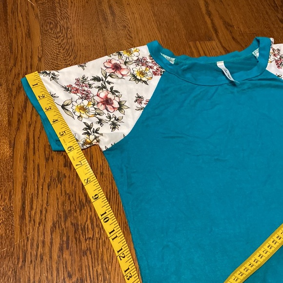 Medium Teal Floral Pattern Crew Neck Long Length Short Sleeve Shirt - Picture 4 of 7